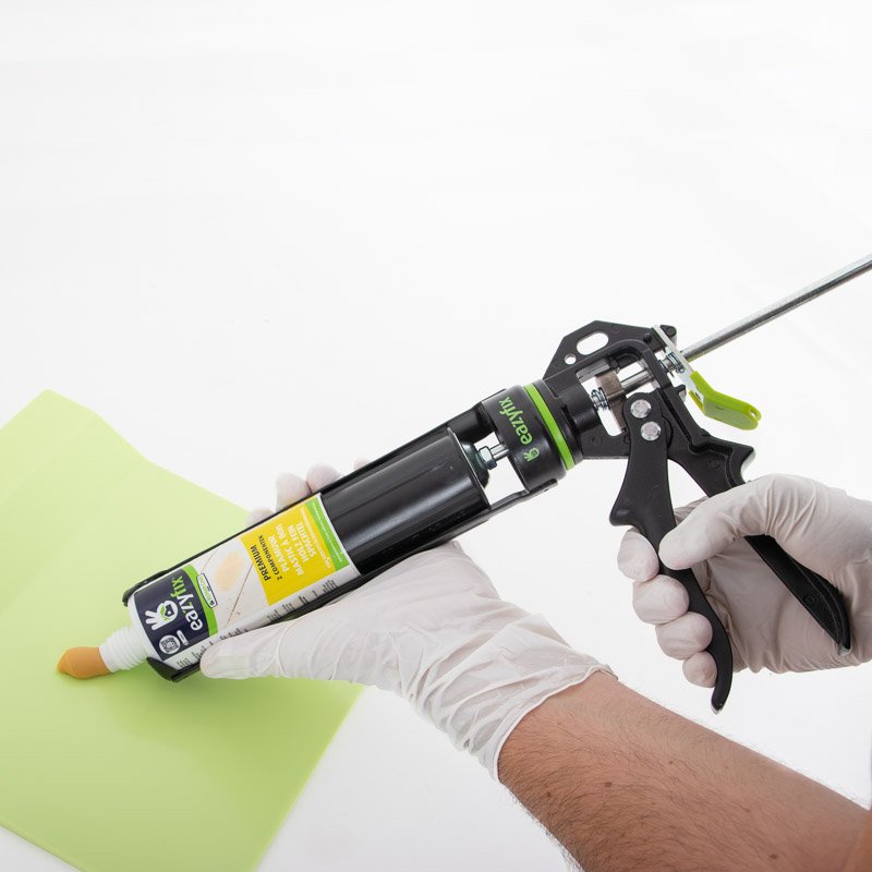 Op het Mengplateau wordt de Premium Plamuur uitgeknepen met het Kitpistool. Hierbij worden Nitrile Handschoenen gedragen.